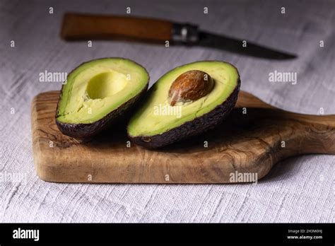 Avocado Halves Fotograf As E Im Genes De Alta Resoluci N Alamy