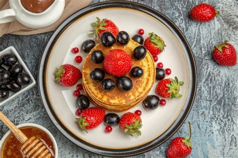 Vista Superior Deliciosas Panquecas Mel E Frutas Em Um Bolo De