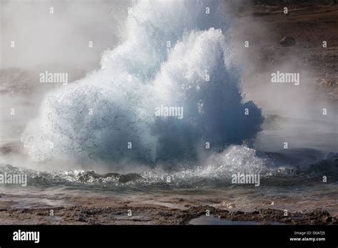 El nacimiento de un géiser STROKKUR GÉISER erupción antes de un campo