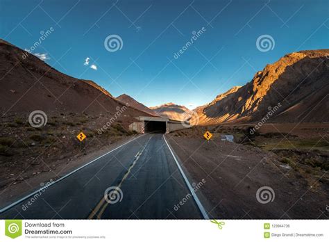 Tunel Na Ruta 7 Droga Między Chile I Argentyna Przez Cordillera De Los