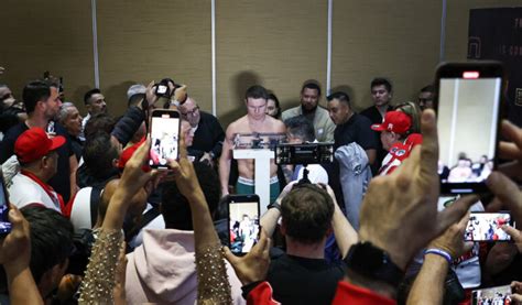 Canelo Álvarez y John Ryder cumplen en la báscula esperan pesaje