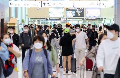 ‘안심 반 불안 반 미리 본 어린이날 풍경 한국일보