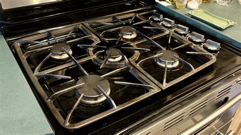 how to clean the grates of a gas stove