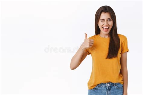 Keky En Zorgeloos Grappig Schattig Brunette Meisje Met Duim Op Knipoogje En Glimlachend Als