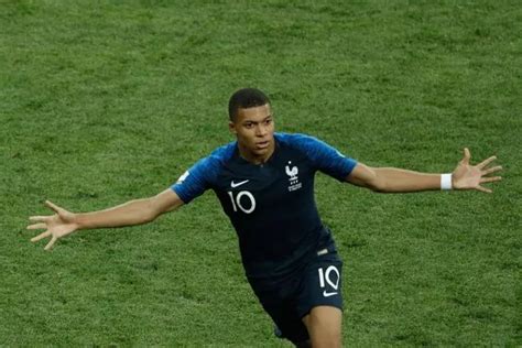 Kylian Mbappe High Fived Pussy Riot Pitch Invaders And Eagle Eyed Fans Loved It The Mirror