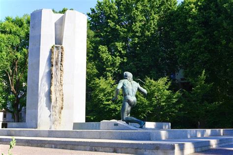 In Piazza Grandi Una Fontana Monumento Che Nasconde Un Rifugio Antiaereo