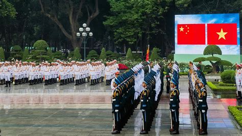 Xi Jinping participa da cerimônia de boas vindas realizada pelo