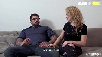 AMATEUR EURO La aficionada caliente Leila toma la gran polla de Alex en el sofá de fundición