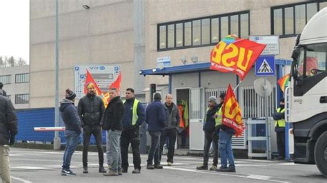 Licenziato Minaccia Di Buttarsi Da Una Pila Di Bancali Tensione Alla