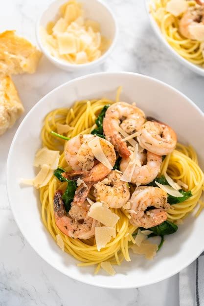 Premium Photo Garlic Shrimp Pasta With Spinach