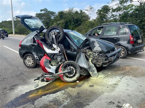 Motorista Perde O Controle Do Carro Bate Em Poste E Colide Em Moto Em