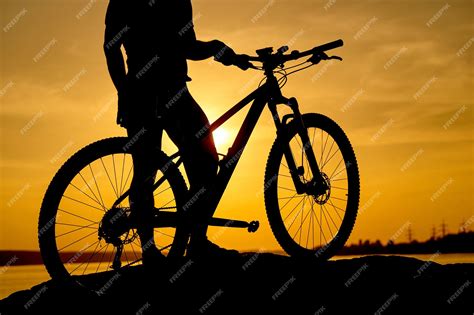 Premium Photo Silhouette Of A Man On Mountainbike Sunset