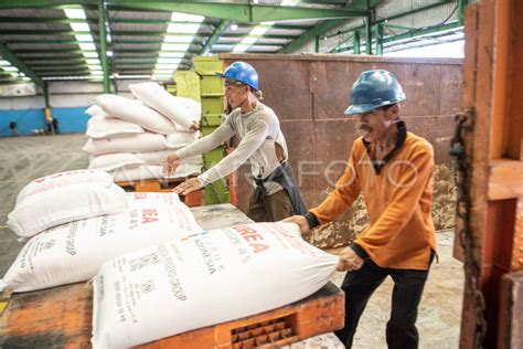 STOK PUPUK BERSUBSIDI ANTARA Foto