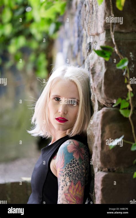 Junge blonde Frau tätowiert Stockfotografie Alamy