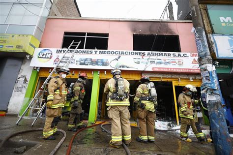 Al Menos 20 Puestos Afectados Por Incendio En Almacén De Pinturas En Villa El Salvador Fotos