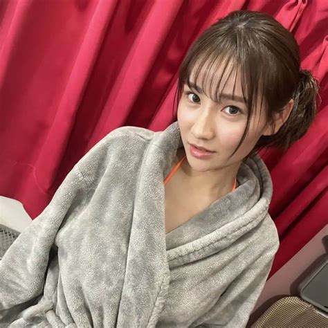 山手梨愛さんのインスタグラム写真 山手梨愛instagram 「バスローブのとキレイな桜も♪ バスローブ 桜 山手梨愛 S1