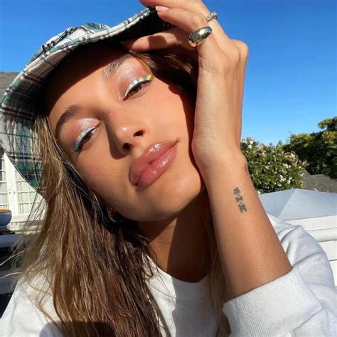 Hailey Bieber Usa Eyeliner Con Pegatina ¿se Hará Tendencia Revista Kena México