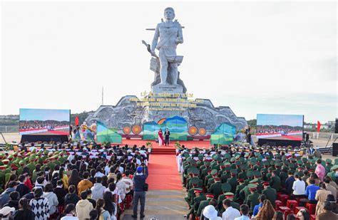 TƯỢNG ĐÀI NTRANG LƠNG BIỂU TƯỢNG ANH HÙNG CAO ĐẸP