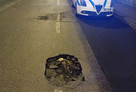 Cede L Asfalto E Si Apre Una Buca In Via Furlani A Gorizia Strada