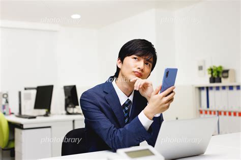 スマホを操作するビジネスマン 写真素材 7328681 フォトライブラリー Photolibrary