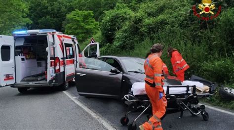 Violento Scontro Tra Due Auto Tre Bambini Tra I Cinque Feriti Portati