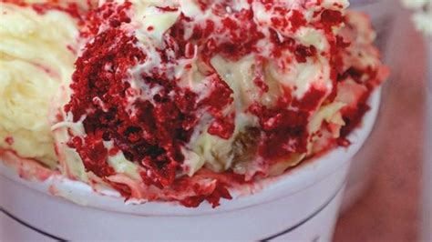 Look Theres A New Red Velvet Banana Pudding From M Bakery