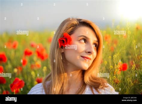 Fille Blonde En Robe Rouge Banque De Photographies Et Dimages Haute R Solution Alamy