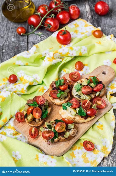 Bruschetta Abobrinha Bacon As Cebolas Verdes E O Tomatoe Da