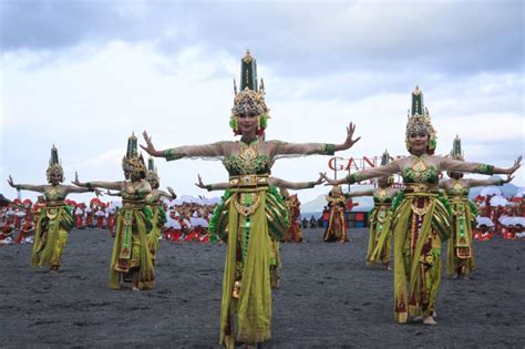 Tari Kolosal Gandrung Sewu Banyuwangi Pukau Ribuan Wisatawan EVENT