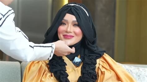 10 Potret Wajah Asli Yuni Jasmine PNS Yang Dijuluki Barbie Si Dagu