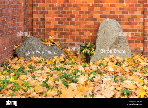 Tomb bertolt brecht 1898 1956 hi-res stock photography and images - Alamy
