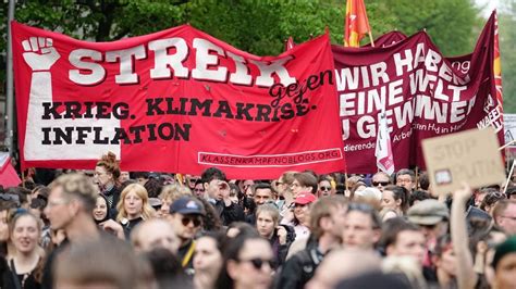 Friedlicher 1 Mai Video Von Aggressiven Polizisten