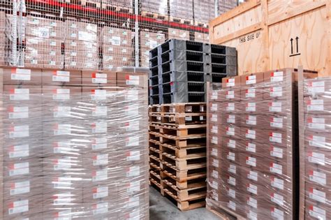 Cajas De Madera Y Palets De Madera En El Almacén Cajas De Madera Para Embalaje De Maquinaria