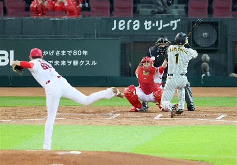 【阪神】ドラ1森下翔太フェンス際キャッチ「練習していて損はない」プロ初死球も元気よく一塁へ プロ野球写真ニュース 日刊スポーツ