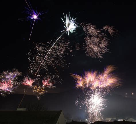 Bela Foto De Fogos De Artif Cio Explodindo Coloridos Em Um C U Escuro