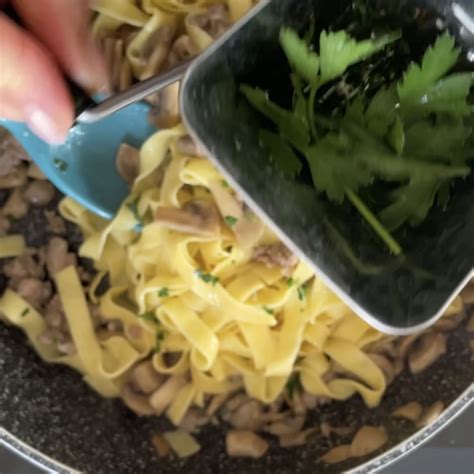 Tagliatelle Con Salsiccia E Funghi Ricetta Fettuccine Cucina Italiana