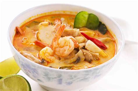 Soupe thaïlandaise aux crevettes et lait de coco Un plat délicieux et