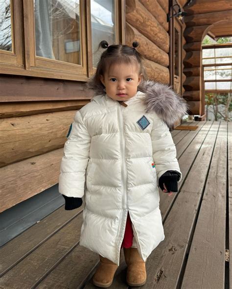 Hội thế lực nhí xâm chiếm Vbiz Con nhà Hà Hồ cứ xuất hiện là chiếm spotlight vẫn chưa hot