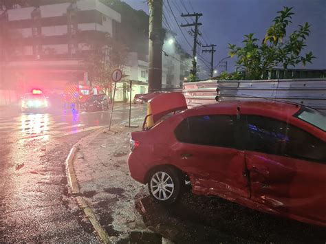 Fotos Dois Carros Batem Em Cruzamento Em Jaragu Di Rio Da Jaragu