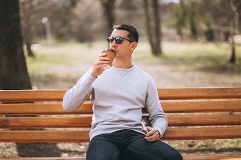 Hombre Hermoso Que Se Sienta En Caf De Consumici N Del Parque Y Que