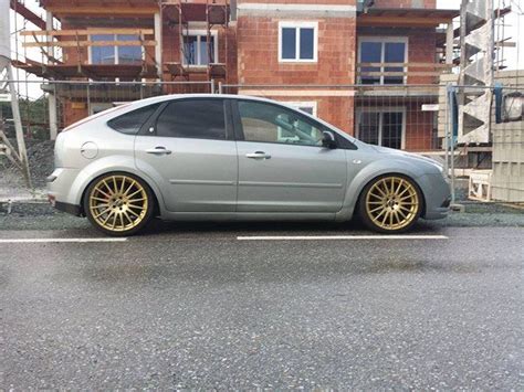 Grey 5 Doors Ford Focus Ii And Gold Rims