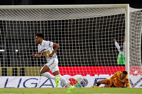 Rugen Los Pumas En CU Golean 5 0 Al Toluca Y Se Van Hasta La Cima De