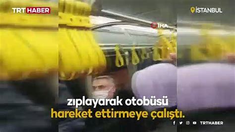 Yolda kalan otobüsü zıplayarak hareket ettirmeye çalıştılar