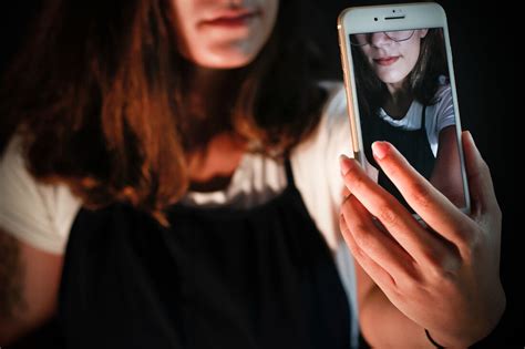 Exposição Da Vida Na Internet Alerta Para Golpes Em Apps De