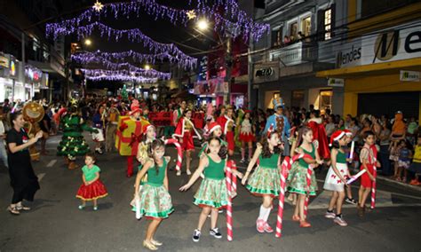 Parada Natalina encanta o público e anuncia a chegada do menino Jesus