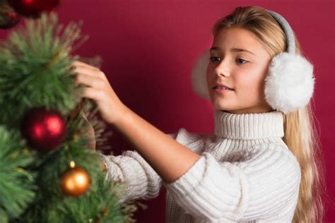 Arbre de décoration jolie fille blonde Photo Gratuite
