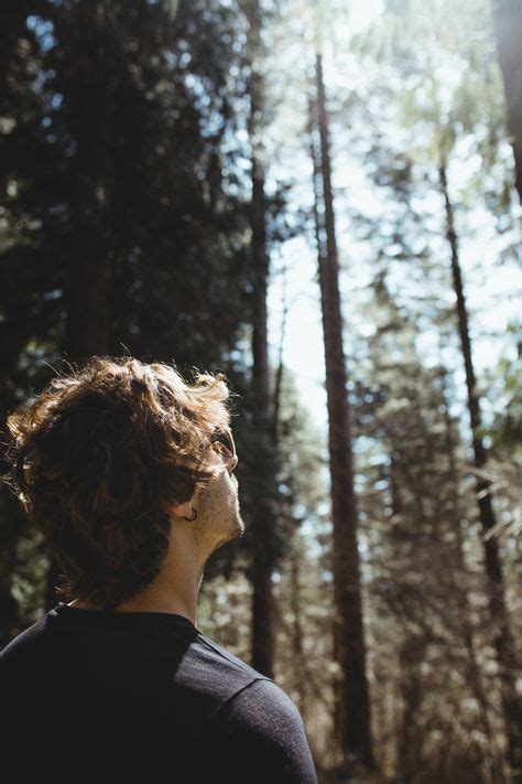 15 Ideas De Poses Para Foto En Bosque Poses De Fotografía Masculinas