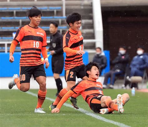 ＜岡山学芸館・高川学園＞後半 勝ち越しのゴールを決め歓喜する高川学園・中山（右）（撮影・久冨木 修） ― スポニチ Sponichi