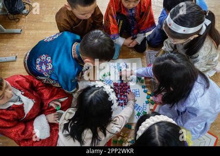 Los Estudiantes De Segundo Grado Juegan Un Juego Tradicional De Huesos