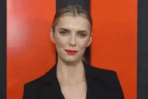 Betty Gilpin Hot And Sexy Bikini Pictures Inbloon